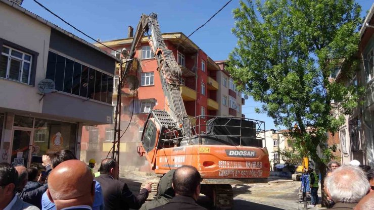 SANCAKTEPE’DE DEPREMDE HASAR GÖREN 5 KATLI BİNA KONTROLLÜ ŞEKİLDE YIKILDI