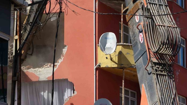 SANCAKTEPE’DE DEPREMDE HASAR GÖREN 5 KATLI BİNA KONTROLLÜ ŞEKİLDE YIKILDI