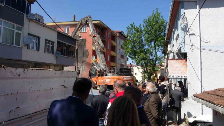SANCAKTEPE’DE DEPREMDE HASAR GÖREN 5 KATLI BİNA KONTROLLÜ ŞEKİLDE YIKILDI