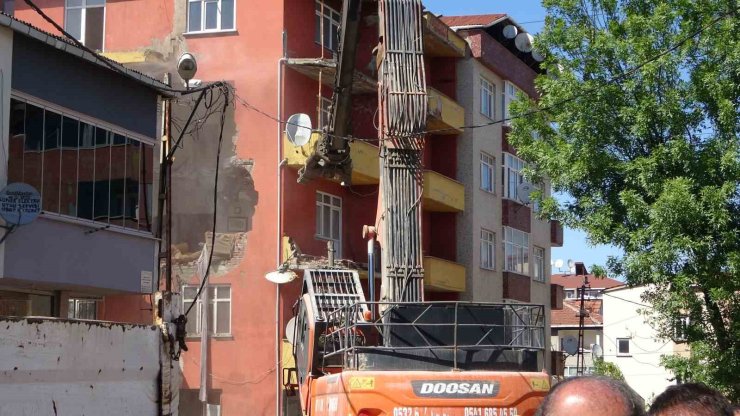 SANCAKTEPE’DE DEPREMDE HASAR GÖREN 5 KATLI BİNA KONTROLLÜ ŞEKİLDE YIKILDI