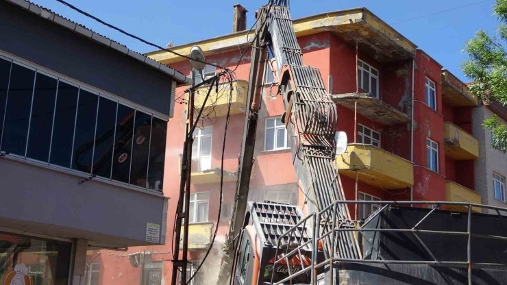 SANCAKTEPE’DE DEPREMDE HASAR GÖREN 5 KATLI BİNA KONTROLLÜ ŞEKİLDE YIKILDI