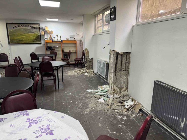 KÜÇÜKÇEKMECE’DE 6,2’LİK DEPREMDE 6 KATLI BİNANIN KOLANLARI PATLADI