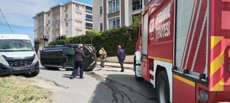 SİLİVRİ’DE SÜRÜCÜSÜNÜN KONTROLÜNÜ KAYBETTİĞİ ARAÇ TAKLA ATIP YAN YATTI: 2 YARALI