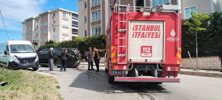 SİLİVRİ’DE SÜRÜCÜSÜNÜN KONTROLÜNÜ KAYBETTİĞİ ARAÇ TAKLA ATIP YAN YATTI: 2 YARALI
