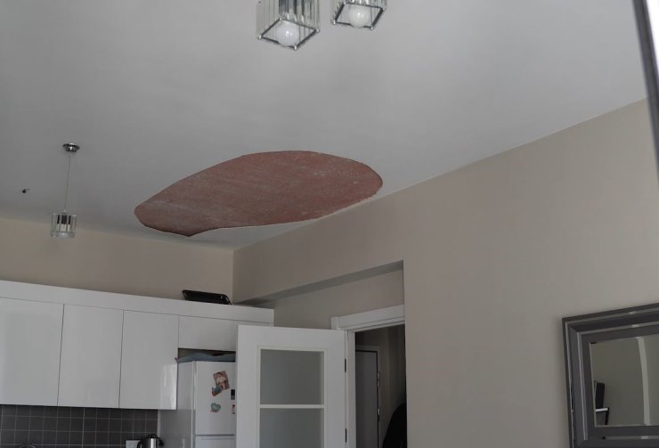 ÜTÜ YAPAN KADININ BAŞINA BİR ANDA TAVAN DÜŞTÜ