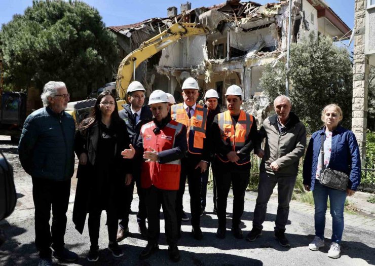 BÜYÜKÇEKMECE’DE DEPREMDE YIKILMA RİSKİ TAŞIYAN 35 DAİRE YIKILDI