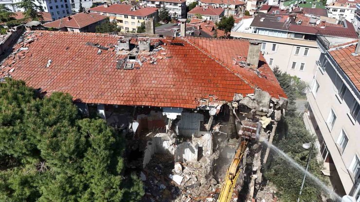 BÜYÜKÇEKMECE’DE DEPREMDE YIKILMA RİSKİ TAŞIYAN 35 DAİRE YIKILDI