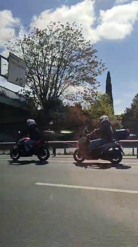 E-5’TE TEHLİKELİ YOLCULUK: ARIZALANAN MOTOSİKLETİ İPLE ÇEKTİ