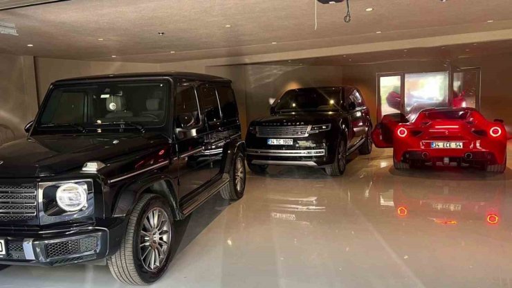 EKREM İMAMOĞLU’NA AİT OLDUKLARI BELİRLENEN LÜKS OTOMOBİLLER OTOPARKTA BÖYLE GÖRÜNTÜLENDİ
