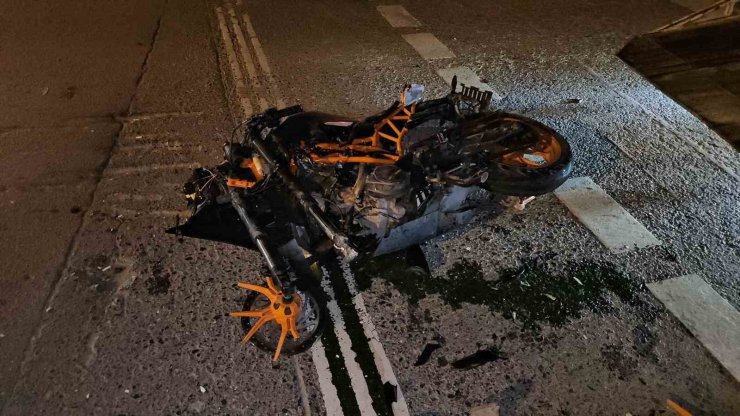 SARIYER’DE KONTROLDEN ÇIKAN MOTOSİKLET OTOMOBİLE ÇARPTI: 2 AĞIR YARALI