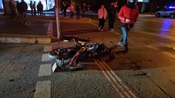 SARIYER’DE KONTROLDEN ÇIKAN MOTOSİKLET OTOMOBİLE ÇARPTI: 2 AĞIR YARALI