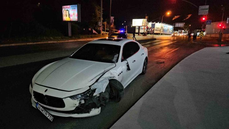 SARIYER’DE KONTROLDEN ÇIKAN MOTOSİKLET OTOMOBİLE ÇARPTI: 2 AĞIR YARALI