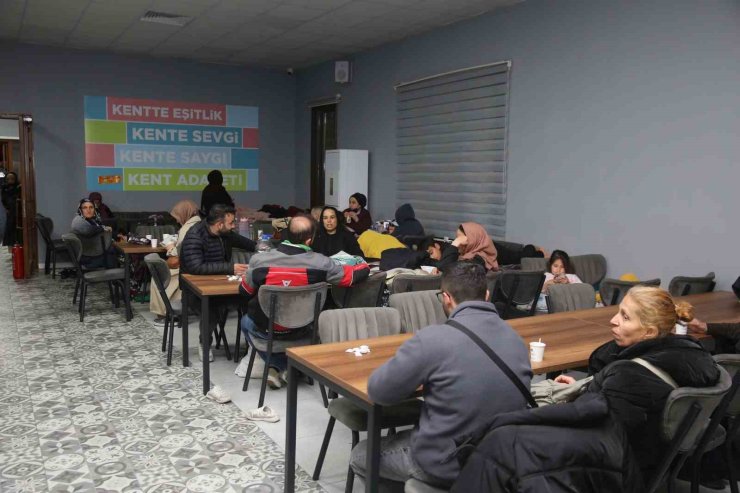 KÜÇÜKÇEKMECE BELEDİYESİ DEPREM SONRASI VATANDAŞLARIN YANINDA