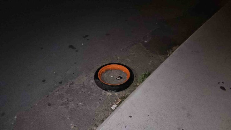 SARIYER’DE KONTROLDEN ÇIKAN MOTOSİKLET OTOMOBİLE ÇARPTI: 2 AĞIR YARALI