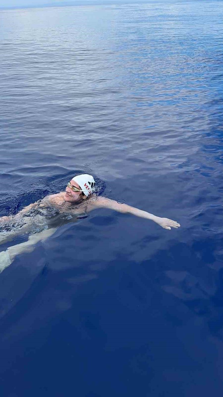 AYSU TÜRKOĞLU KAİWİ KANALI’NI BAŞARIYLA GEÇTİ