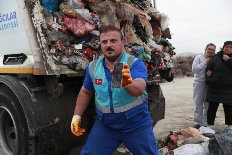 İÇİNDE TELEFON VE PARA OLAN ÇANTASINI YANLIŞLIKLA ÇÖPE ATTI