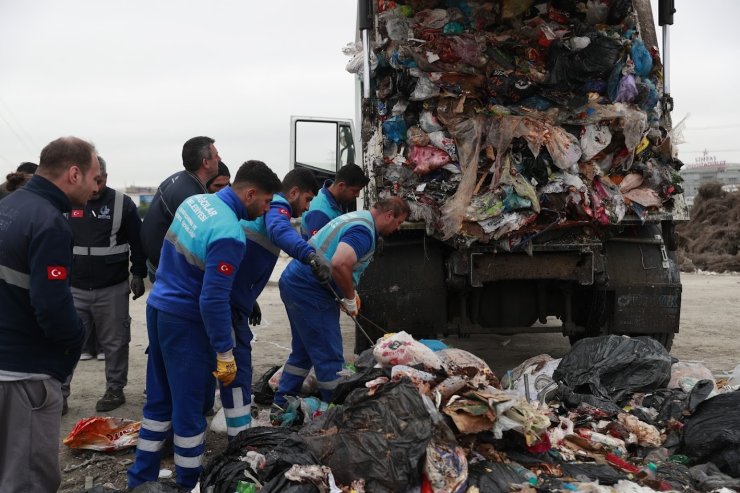 İÇİNDE TELEFON VE PARA OLAN ÇANTASINI YANLIŞLIKLA ÇÖPE ATTI