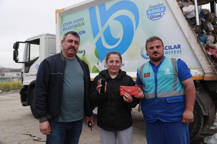 İÇİNDE TELEFON VE PARA OLAN ÇANTASINI YANLIŞLIKLA ÇÖPE ATTI