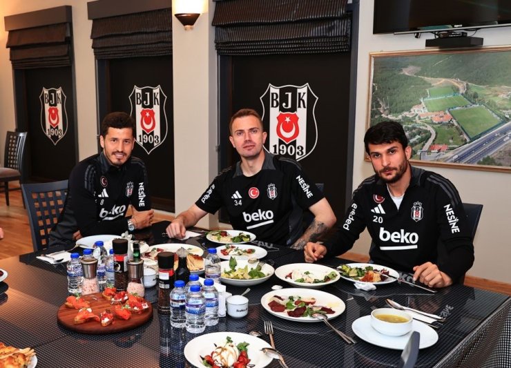 BEŞİKTAŞ BAŞKANI SERDAL ADALI, FUTBOL A TAKIMI İLE BULUŞTU