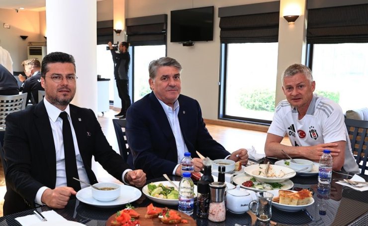 BEŞİKTAŞ BAŞKANI SERDAL ADALI, FUTBOL A TAKIMI İLE BULUŞTU