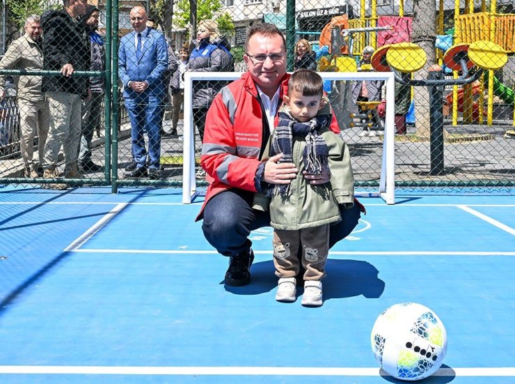 GAZİOSMANPAŞA’DA PARKLAR YENİLENİYOR, ÇOCUKLARIN YÜZÜ GÜLÜYOR