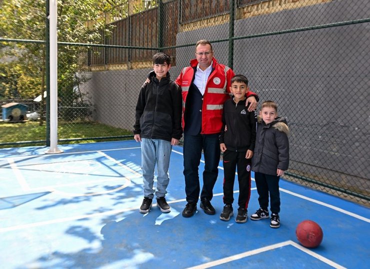 GAZİOSMANPAŞA’DA PARKLAR YENİLENİYOR, ÇOCUKLARIN YÜZÜ GÜLÜYOR