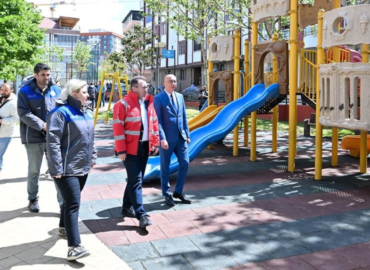 GAZİOSMANPAŞA’DA PARKLAR YENİLENİYOR, ÇOCUKLARIN YÜZÜ GÜLÜYOR