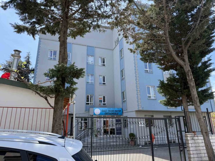 SİLİVRİ’DE DEPREMDE HASAR ALAN GAZİ İMAM HATİP ORTAOKULU’NA TAHLİYE KARARI