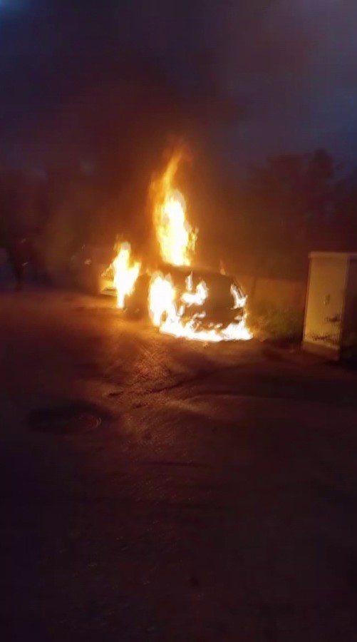 PENDİK’TE PARK HALİNDEKİ OTOMOBİL ALEV TOPUNA DÖNDÜ