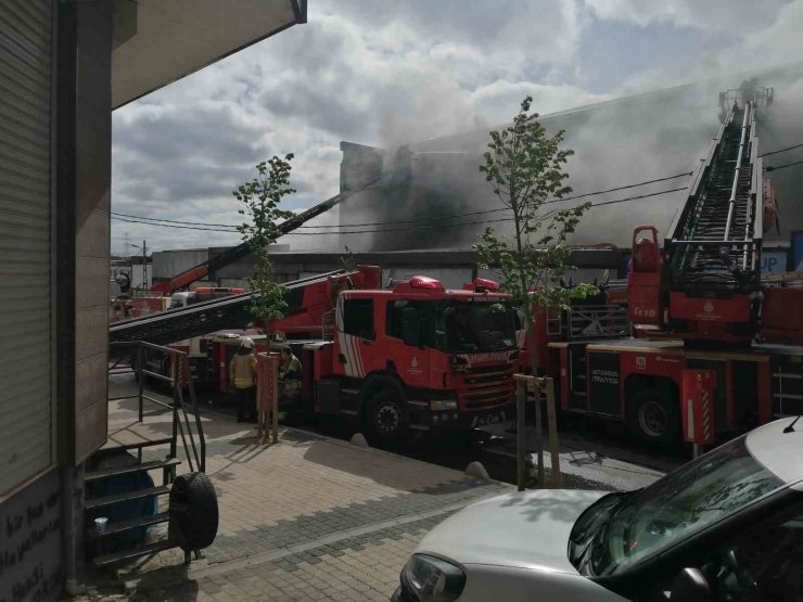 SANCAKTEPE’DE İŞ MERKEZİNDE ÇIKAN YANGIN KONTROL ALTINA ALINDI