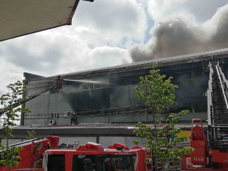 SANCAKTEPE’DE İŞ MERKEZİNDE ÇIKAN YANGIN KONTROL ALTINA ALINDI
