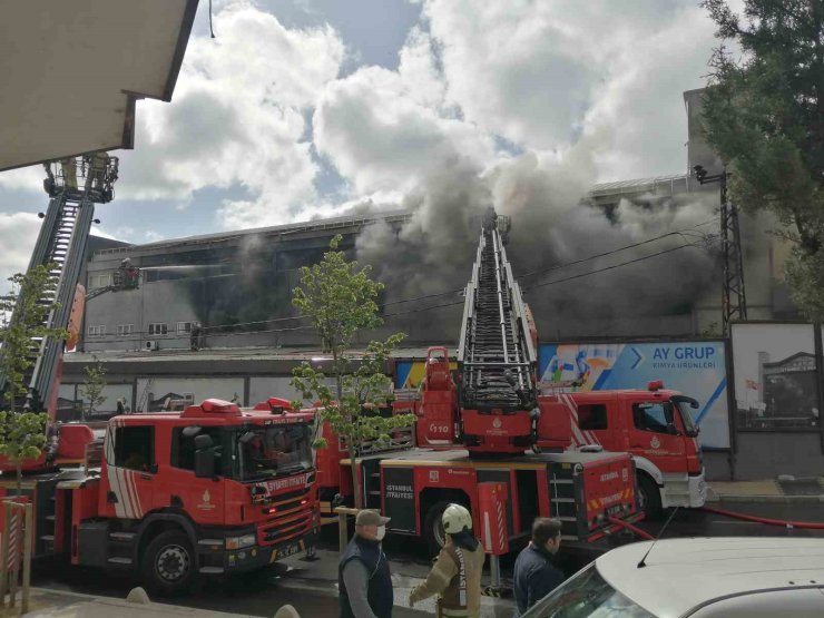 SANCAKTEPE’DE İŞ MERKEZİNDE ÇIKAN YANGIN KONTROL ALTINA ALINDI