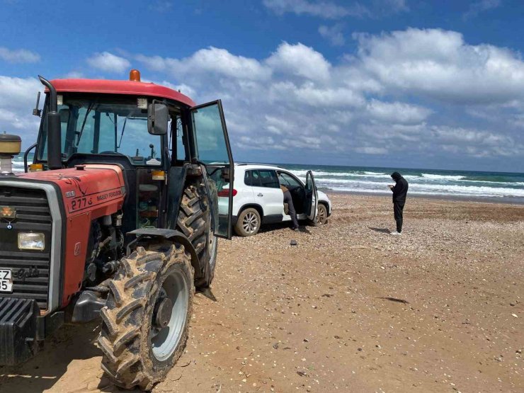 ŞİLE SAHİLİNDE OTOMOBİL DENİZE SÜRÜKLENDİ