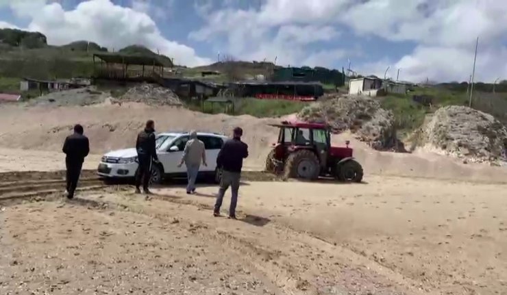 ŞİLE SAHİLİNDE OTOMOBİL DENİZE SÜRÜKLENDİ