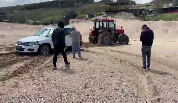 ŞİLE SAHİLİNDE OTOMOBİL DENİZE SÜRÜKLENDİ