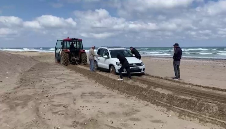 ŞİLE SAHİLİNDE OTOMOBİL DENİZE SÜRÜKLENDİ