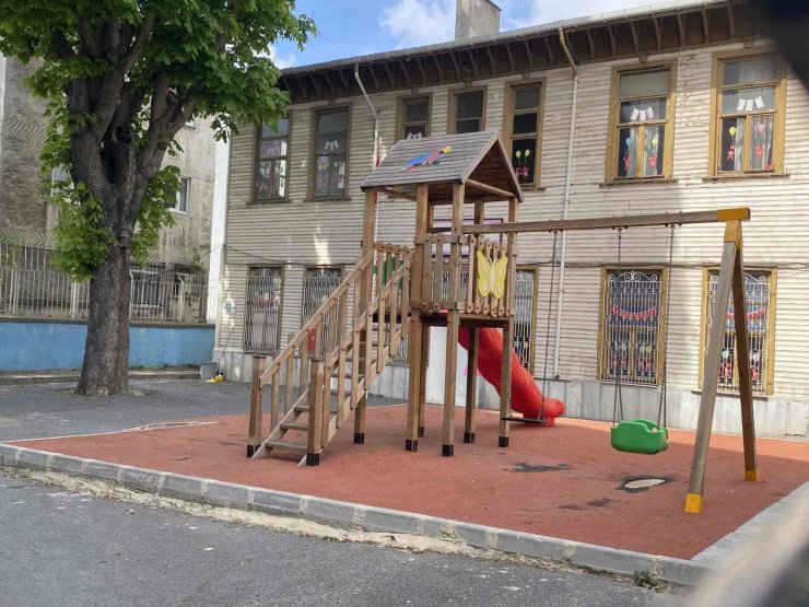 ÜSKÜDAR’DA ANAOKULU DEPREM SONRASI HASAR GÖRDÜ