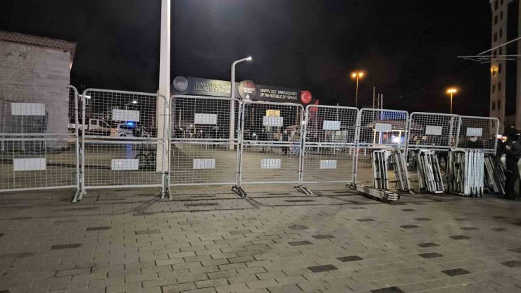 İSTANBUL’DA 1 MAYIS NEDENİYLE BAZI YOLLAR TRAFİĞE KAPATILDI