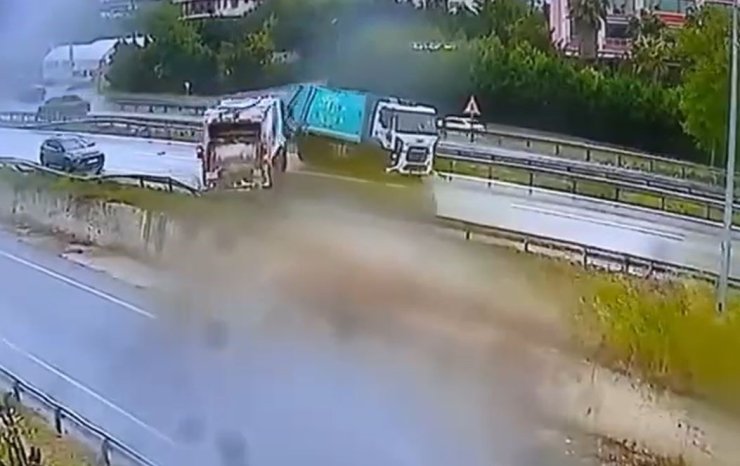 E-5 KARAYOLUNDA KAYGANLAŞAN YOLDA 3 KAMYON KAYDI FACİANIN EŞİĞİNDEN DÖNÜLDÜ