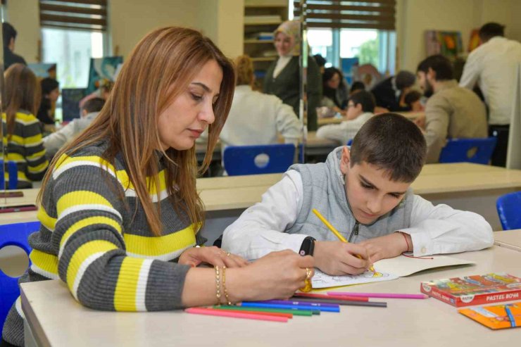 ÖZEL ÇOCUKLARIN HAYALİ TUVALLERİ RENKLENDİRDİ