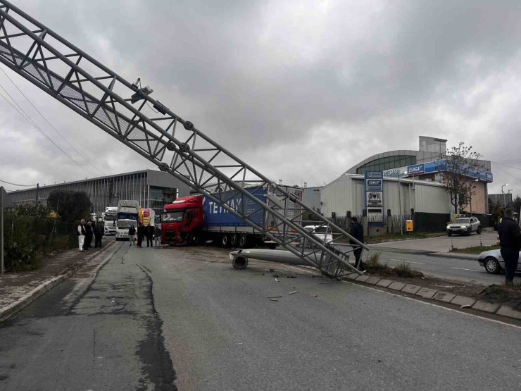 ESENYURT’TA KONTROLDEN ÇIKAN TIR PTS DİREĞİNE ÇARPTI