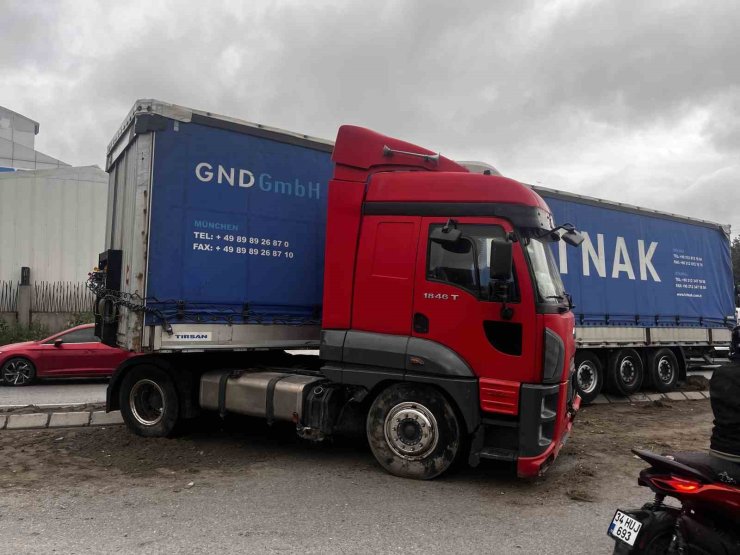 ESENYURT’TA KONTROLDEN ÇIKAN TIR PTS DİREĞİNE ÇARPTI