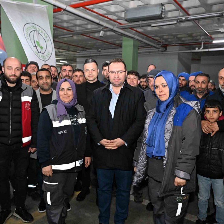 GAZİOSMANPAŞA’DAKİ BELEDİYE İŞÇİLERİ 1 MAYIS’I KUTLADI