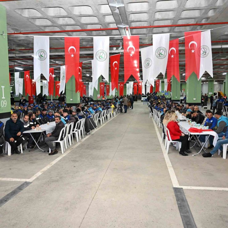 GAZİOSMANPAŞA’DAKİ BELEDİYE İŞÇİLERİ 1 MAYIS’I KUTLADI