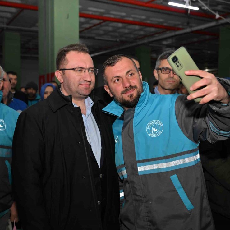 GAZİOSMANPAŞA’DAKİ BELEDİYE İŞÇİLERİ 1 MAYIS’I KUTLADI