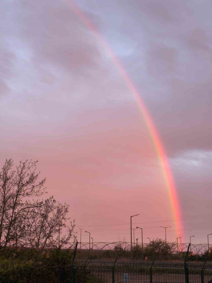 İSTANBUL’DA GÖKKUŞAĞI VE GÜNBATIMI MEST ETTİ