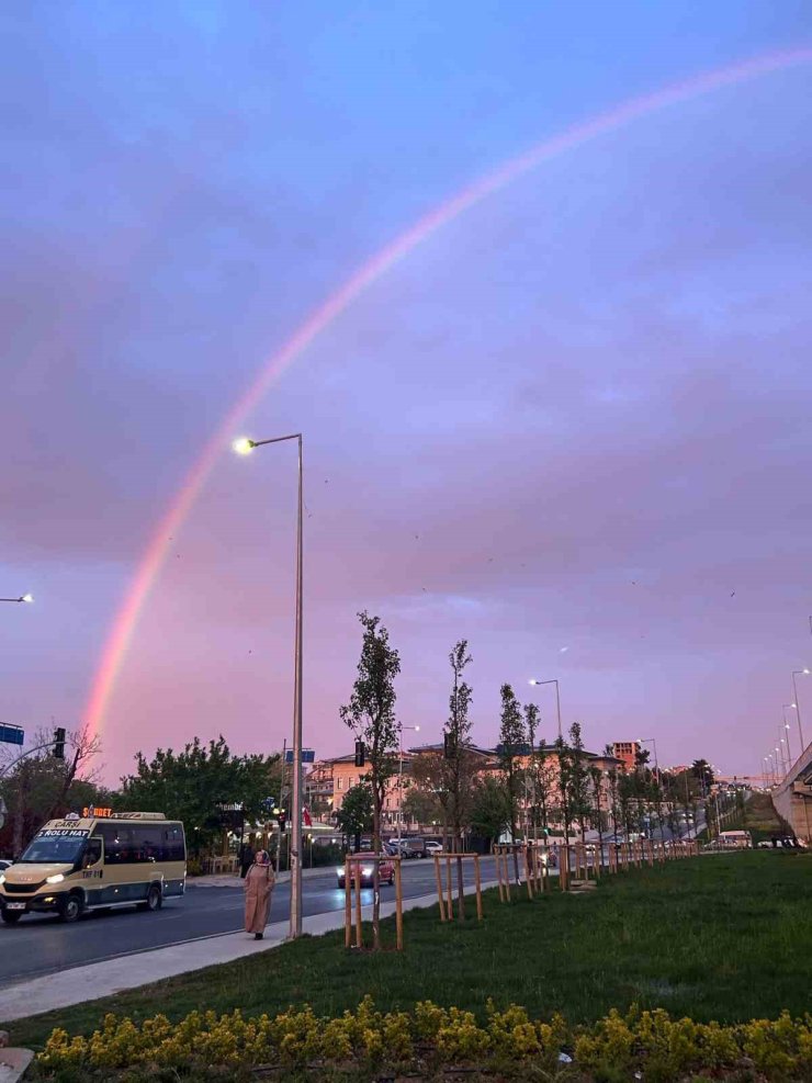 İSTANBUL’DA GÖKKUŞAĞI VE GÜNBATIMI MEST ETTİ