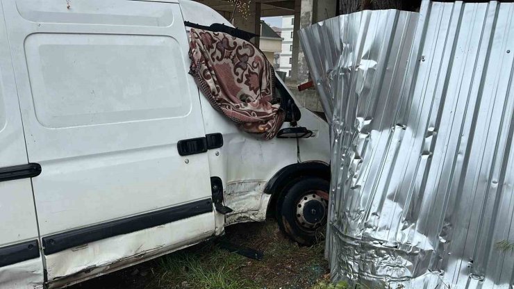 PENDİK’TE KONTROLDEN ÇIKAN HAFRİYAT KAMYONU DEHŞET SAÇTI