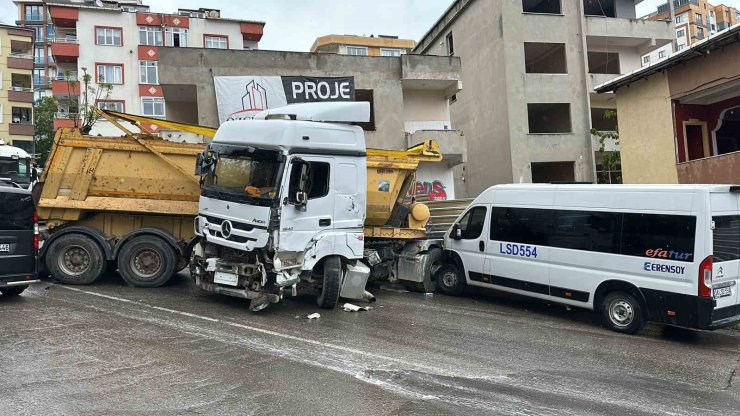 PENDİK’TE KONTROLDEN ÇIKAN HAFRİYAT KAMYONU DEHŞET SAÇTI