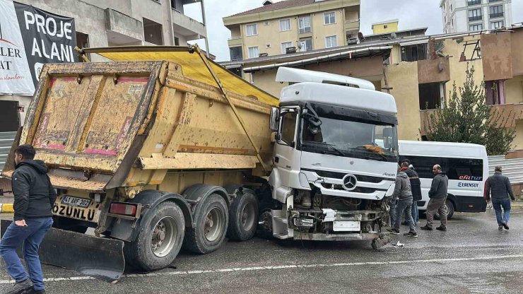PENDİK’TE KONTROLDEN ÇIKAN HAFRİYAT KAMYONU DEHŞET SAÇTI